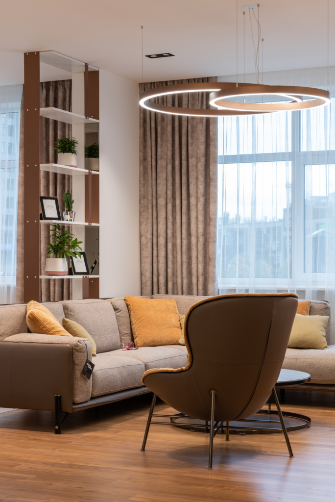 Un gran ventanal en el salón que refleja la luz directa del sol