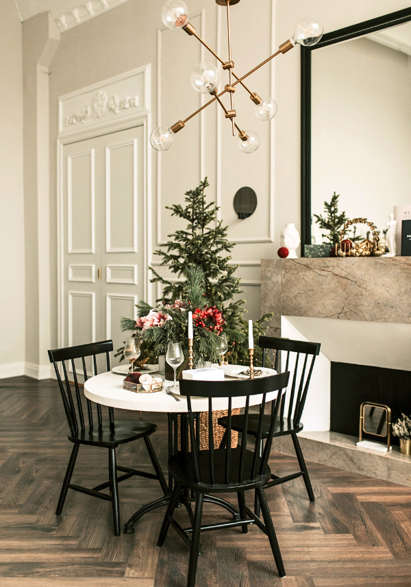 Acentos luminosos en el salón en Navidad