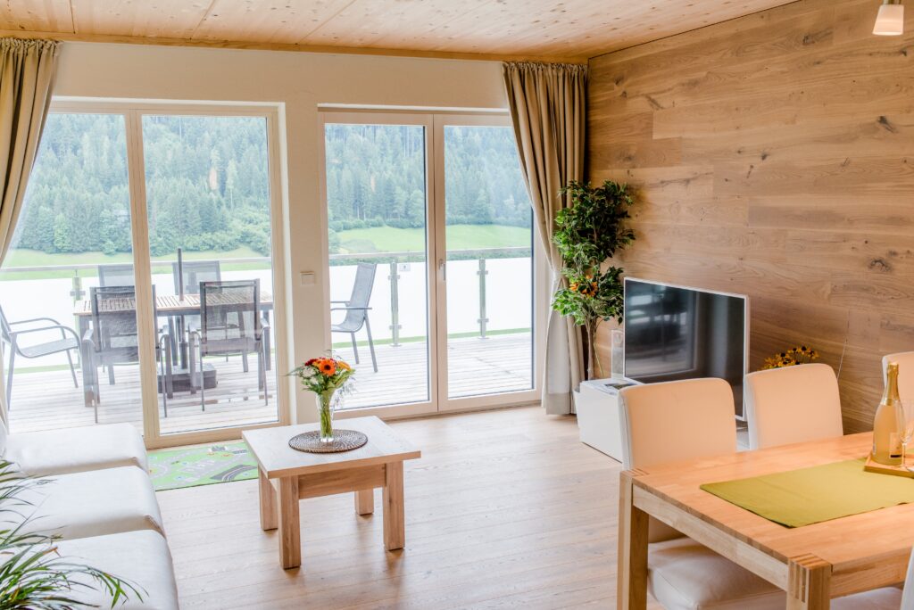 un salón con luz solar directa