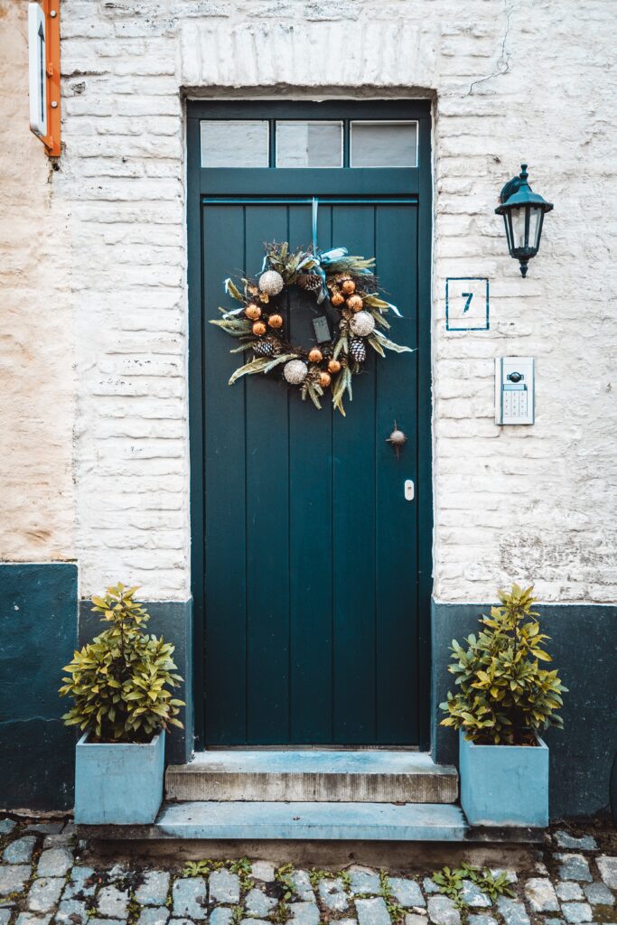 un cuadro con coronas en la puerta de entrada