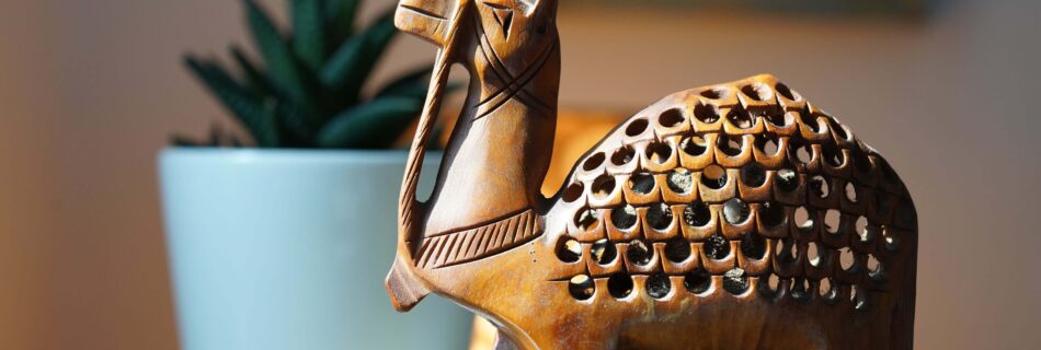 camello arte en madera