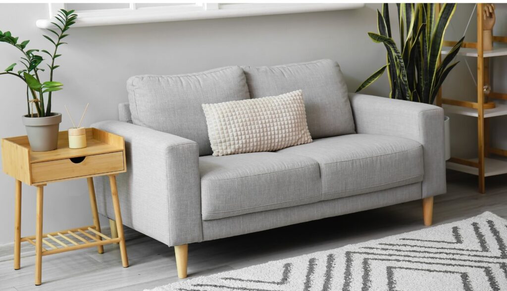 Una mesa auxiliar de madera con un cajón debajo