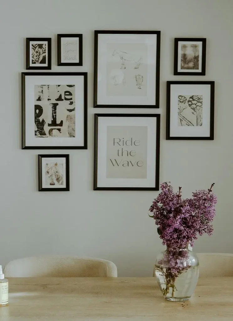 Poster-wall-gallery-in-the-dining-room